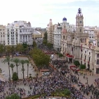 Despliegue técnico de À Punt en la plaza del Ayuntamiento de Valencia para la cobertura del 9 d’Octubre. / À Punt