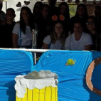 Integrantes de la Quinta del 89 en la barra del Oktoberfest de Chelva.
