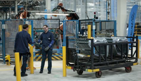 Dos operarios en la factoría de Ford en Almussafes. Dos operarios en la factoría de Ford en Almussafes.