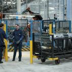 Dos operarios en la factoría de Ford en Almussafes.