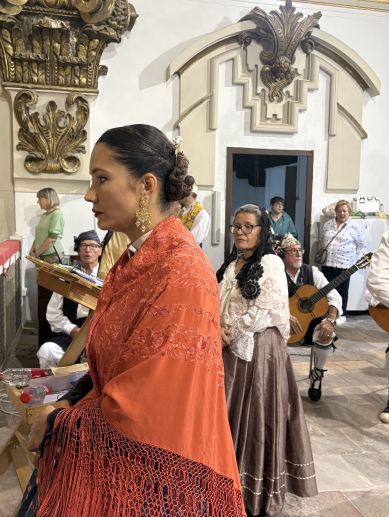 ntegrantes del Centro Aragonés, con trajes tradicionales y guitarras, durante la celebración de la Virgen del Pilar en Valencia.