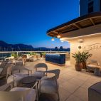 La Terrasse, el rooftop de Hotel Port Benidorm, acoge una noche de Halloween con cena cóctel, sesión DJ y show en vivo. / Port Hotels