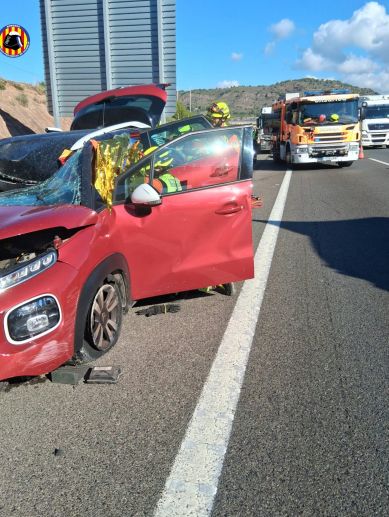 Un camión de bomberos, tras el vehículo siniestrado en la A-7 a su paso por Sagunt. Un camión de bomberos, tras el vehículo siniestrado en la A-7 a su paso por Sagunt.