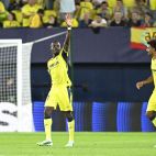 El delantero del Villarreal Tani Oluwaseyi celebra tras marcar el 3-1, durante el partido de la Liga de Campeones que Villarreal y Nápoles han disputado en el estadio de La Cerámica. / EFE-Andreu Esteban