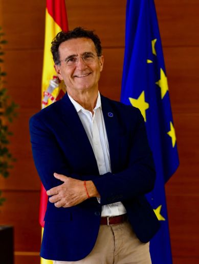 Bartolomé Nofuentes, concejal de Quart de Poblet, ante las banderas de España y de la Unión Europea.