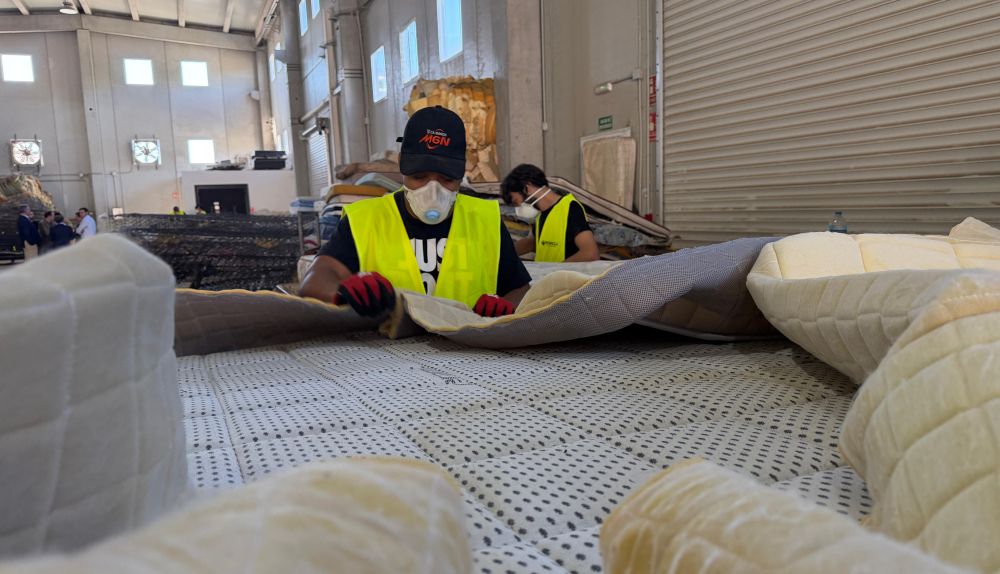 Dos operarios separan las capas de un colchón en las instalaciones de Ecoaqua, en Ontinyent. / Generalitat Valenciana Dos operarios separan las capas de un colchón en las instalaciones de Ecoaqua, en Ontinyent. / Generalitat Valenciana