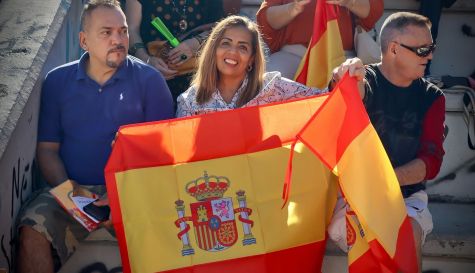 Una dona amb la bandera espanyola durant les diferents activitats pel 12 d'Octubre organitzades a Torrent.