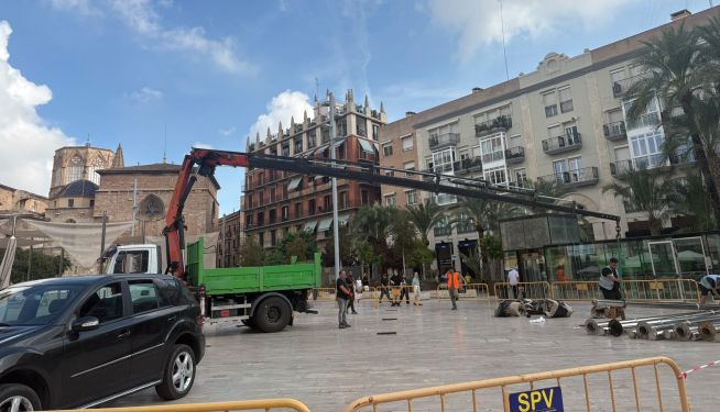 Operarios de la EMT desmontan los toldos en la Plaza de la Reina de Valencia. Operarios de la EMT desmontan los toldos en la Plaza de la Reina de Valencia.