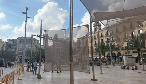 Operarios de la EMT desmontan los toldos en la Plaza de la Reina de Valencia.