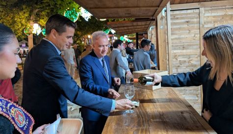 Degustación de vino en uno de los puestos de la pasada edición de Utiel Gastronómica.