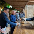 Degustación de vino en uno de los puestos de la pasada edición de Utiel Gastronómica.