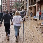 Vecinos caminan por una calle embarrada de Paiporta tras la dana. / Archivo-EFE-Ana Escobar Vecinos caminan por una calle embarrada de Paiporta tras la dana. / Archivo-EFE-Ana Escobar