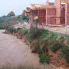 Barranco de l'Endolçà a su paso por Lloma Llarga (Paterna) con el colegio Montessori en construcción. Barranco de l'Endolçà a su paso por Lloma Llarga (Paterna) con el colegio Montessori en construcción.