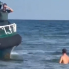 Detenido en una playa de València tras permanecer una hora escondido detrás de una boya para evitar a la Policía Local. Detenido en una playa de València tras permanecer una hora escondido detrás de una boya para evitar a la Policía Local.
