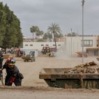 Miembros de la Unidad Militar de Emergencias (UME) durante los trabajos de limpieza tras la dana en Paiporta. / EFE-Manuel Bruque-Archivo