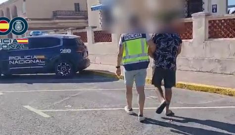 Traslado del detenido, en una imagen compartida por la Policía Nacional. / EFE-Policía Nacional