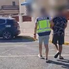 Traslado del detenido, en una imagen compartida por la Policía Nacional. / EFE-Policía Nacional