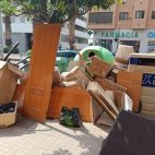 Enseres abandonados en las calles de Xirivella.