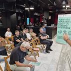Un agente de la Policía Local, durante la primera jornada formativa sobre protocolos para los locales de ocio de Valencia. / Coordinadora de Hostelería y Ocio de los Barrios de Valencia