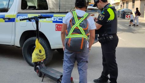 Policía Local de Aldaia informando a usuarios de patinentes.