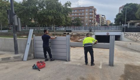 Instalación de las compuertas antiinundaciones en el túnel de la calle Cuenca de Aldaia.