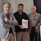 Pere Valenciano, en el centro, muestra su libro 15 años de El Periódico de Aquí durante el aperitivo literario celebrado en el Casino de Agricultura de València, entre Climent y Vaqué. Pere Valenciano, en el centro, muestra su libro 15 años de El Periódico de Aquí durante el aperitivo literario celebrado en el Casino de Agricultura de València, entre Climent y Vaqué.