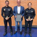 L’alcalde de Vilafamés, Abel Ibàñez, amb els agents de la Policia Local durant l’acte de lliurament de la Creu del Mèrit a Catarroja. L’alcalde de Vilafamés, Abel Ibàñez, amb els agents de la Policia Local durant l’acte de lliurament de la Creu del Mèrit a Catarroja.