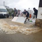Vecinos intentan achicar el agua de una zona residencial inundada a consecuencia del paso de la dana Adam. / EFE-Morell Vecinos intentan achicar el agua de una zona residencial inundada a consecuencia del paso de la dana Adam. / EFE-Morell