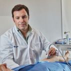 El traumatólogo Fernando Corbí, del Hospital Vithas Valencia 9 de Octubre, realiza una ecografía a un paciente durante una consulta. / Vithas El traumatólogo Fernando Corbí, del Hospital Vithas Valencia 9 de Octubre, realiza una ecografía a un paciente durante una consulta. / Vithas