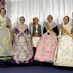 Los nuevos representantes de la Falla Pensat i Fet de Casinos posan en el escenario del Casal con las falleras mayores salientes y sus acompañantes. Los nuevos representantes de la Falla Pensat i Fet de Casinos posan en el escenario del Casal con las falleras mayores salientes y sus acompañantes.