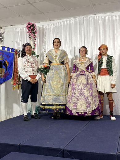 El presidente, Juan Daniel Pradas, junto a la nueva Fallera mayor, Ana Gómez Muro, la Fallera mayor infantil, Luna Gil Cortés, y el Presidente infantil, Juan Carlos Bautista Torner, tras la proclamación en el Casal de la Falla Pensat i Fet de Casinos.