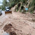 Una máquina retira barro y desprendimientos de una carretera afectada por la dana Adam para recuperar la circulación. Una máquina retira barro y desprendimientos de una carretera afectada por la dana Adam para recuperar la circulación.
