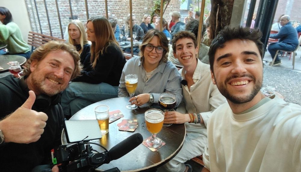 L’equip de ‘Valencians al món’, amb Jorge Mora i Carme Sanz, en un moment de l’enregistrament a Bèlgica. / À Punt L’equip de ‘Valencians al món’, amb Jorge Mora i Carme Sanz, en un moment de l’enregistrament a Bèlgica. / À Punt