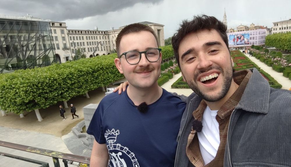 El reporter Lluís Cascant, amb Alexander Bosch, durant l’enregistrament a Brussel·les. / À Punt El reporter Lluís Cascant, amb Alexander Bosch, durant l’enregistrament a Brussel·les. / À Punt
