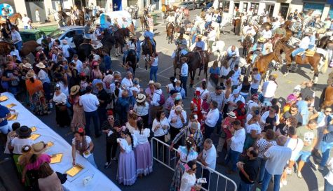 Romeros y caballistas, en una edición anterior de la romería de Almassora.