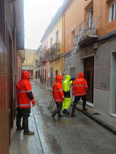 Actuació dels bombers per l'enfonsament d'una teulada. Actuació dels bombers per l'enfonsament d'una teulada.