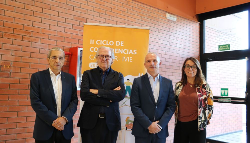 Joan Romero, junto a otros participantes en la conferencia, ante el cartel del II Ciclo de Conferencias Cajamar-Ivie