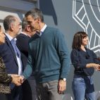 El presidente del Gobierno, Pedro Sánchez, saluda a la alcaldesa de Oliva, Yolanda Pastor, durante su visita al Puesto de Mando Avanzado en Oliva (Valencia) donde anuncia la declaración de zona catastrófica.. EFE/Manuel Bruque
