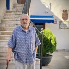 El alcalde de Petrés, Miguel Vida, posa frente al ayuntamiento.