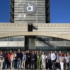 Participants en la jornada d’Open House València 2026 davant de l’edifici d’À Punt, a Burjassot. / À Punt