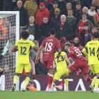 El jugador del Liverpool Ronald Araujo logra el 2-2 durante el partido de la UEFA Champions League que han jugado Liverpool FC y Villarreal CF, en Liverpool. / EFE-EPA-ADAM VAUGHAN