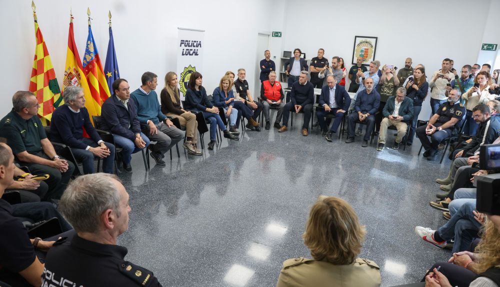Reunión de coordinación en Oliva con el president de la Generalitat, el presidente del Gobierno, varios ministros, alcaldes de los municipios afectados y mandos de los cuerpos de emergencia. / Generalitat Valenciana Reunión de coordinación en Oliva con el president de la Generalitat, el presidente del Gobierno, varios ministros, alcaldes de los municipios afectados y mandos de los cuerpos de emergencia. / Generalitat Valenciana