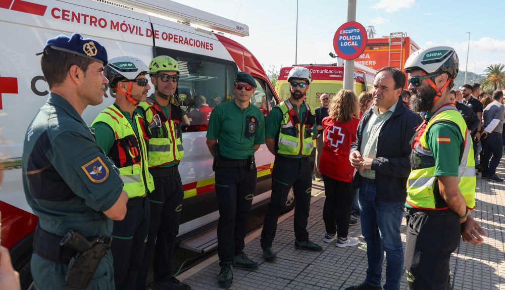 El president de la Generalitat, Juanfran Pérez Llorca, conversa con miembros del Grupo de Rescate e Intervención en Montaña de la Guardia Civil durante su visita a Oliva. / Generalitat Valenciana El president de la Generalitat, Juanfran Pérez Llorca, conversa con miembros del Grupo de Rescate e Intervención en Montaña de la Guardia Civil durante su visita a Oliva. / Generalitat Valenciana