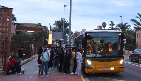 Residentes de la comarca suben al autobús en dirección a Valencia desde el Port de Sagunt.