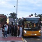 Residentes de la comarca suben al autobús en dirección a Valencia desde el Port de Sagunt. Residentes de la comarca suben al autobús en dirección a Valencia desde el Port de Sagunt.