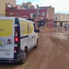Una furgoneta de Casa Caridad circula por una calle cubierta de barro tras la dana de 2024. / Casa Caridad