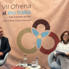 L’alcalde de Riba-roja de Túria, Robert Raga, i la regidora de Turisme i Patrimoni, Esther Gómez, durant la presentació de la VII Ofrena al riu Túria.