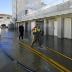 Bomberos achican agua en garajes de Oliva (Valencia) anegados por la dana Adam.