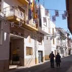 Figueroles ultima la decoración de sus calles y plazas para acoger este viernes el acto institucional del Día de la Provincia de Castellón.