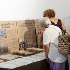 Visitants observen els documents de l’exposició de l’Arxiu Municipal de Catarroja a la casa de Vicente Garcia Salanova.